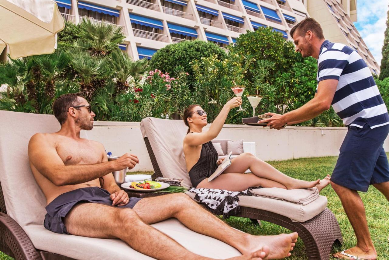 Grand Hotel Bernardin Portorose Esterno foto A butler serving guests at a resort